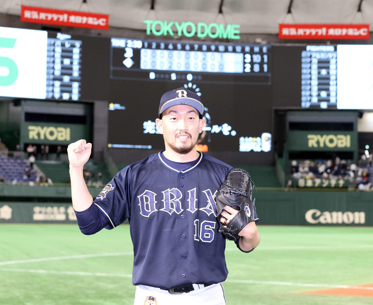 日本ハム対オリックス　10回裏日本ハムの攻撃を抑えて日米通算200セーブを決めた平野佳は笑顔でガッツポーズ（撮影・浅見桂子）