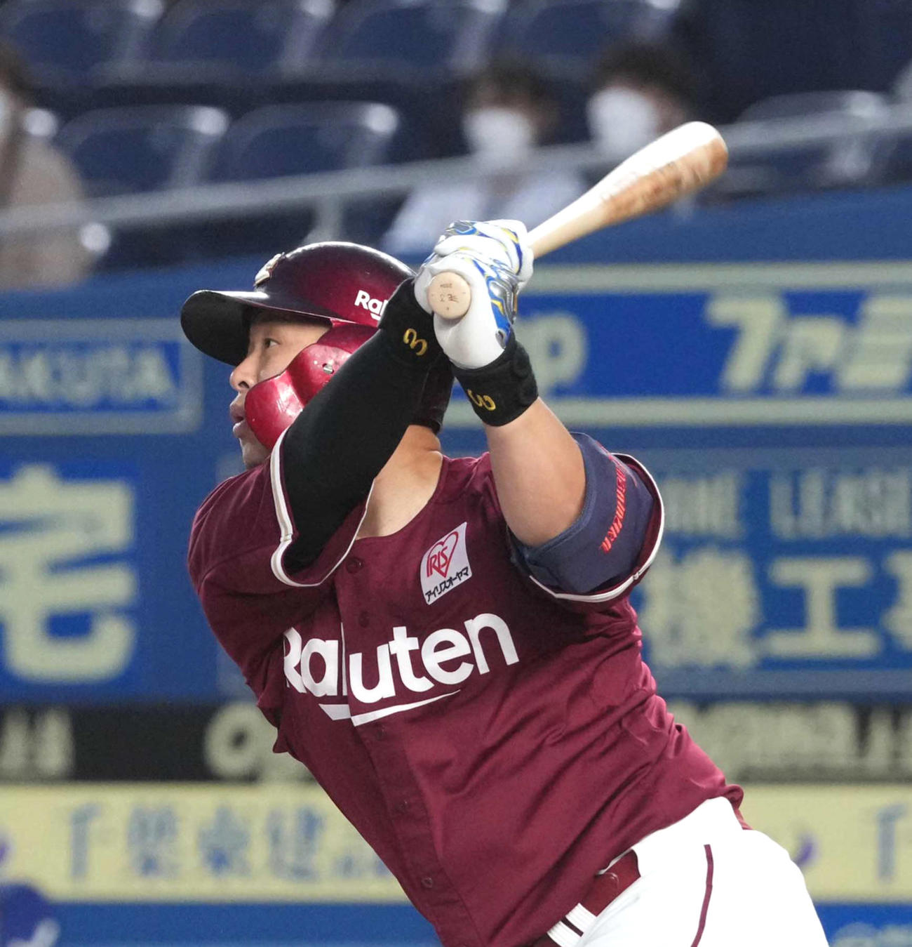 1回表楽天無死一、三塁、浅村は先制の中犠飛を放つ（撮影・小沢裕）