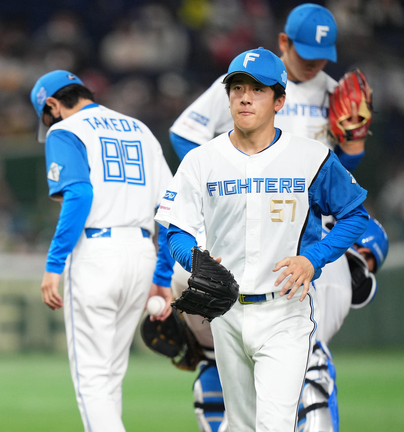 日本ハム対オリックス　10回表途中でマウンドを降りる日本ハム北山（撮影・横山健太）