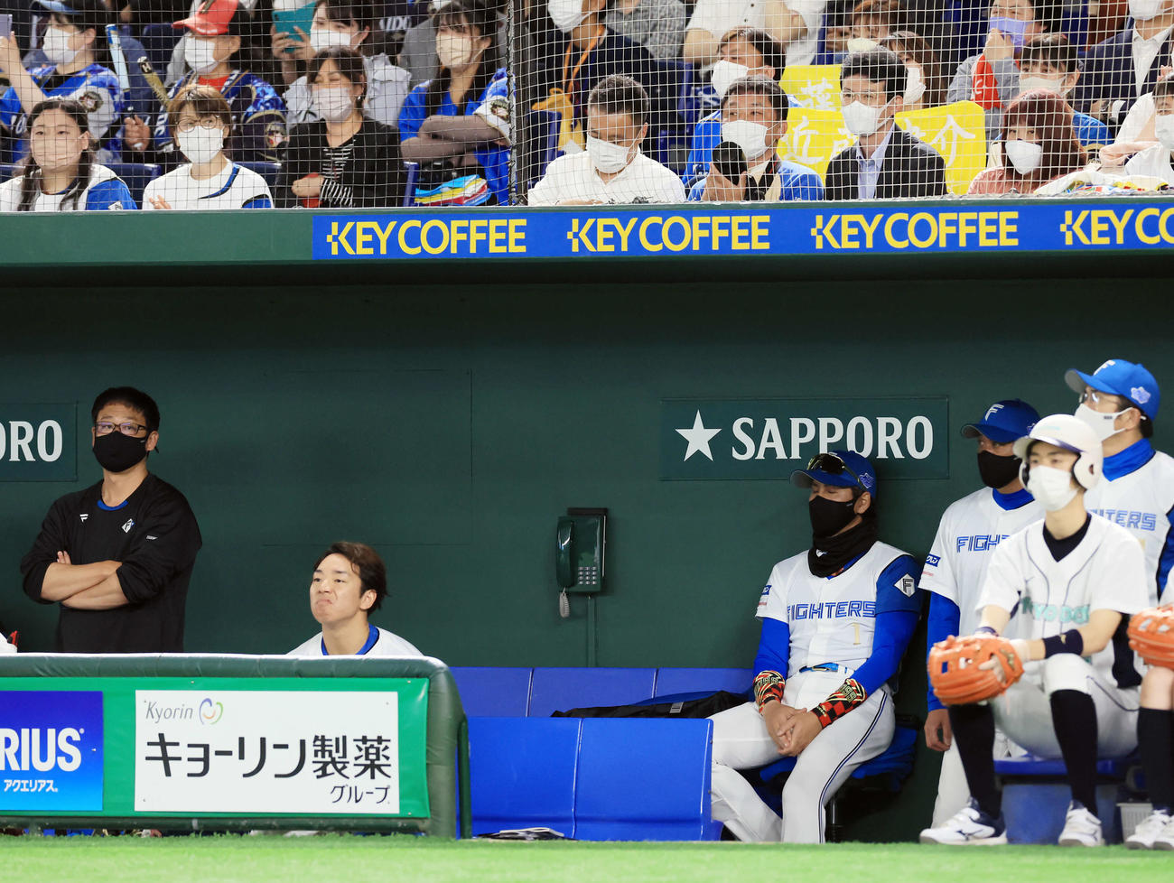 日本ハム対オリックス　10回裏日本ハム2死、近藤を静かに見つめる新庄監督（撮影・浅見桂子）