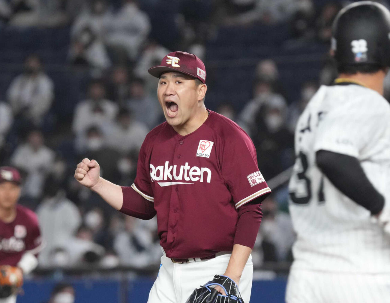ロッテ対楽天　7回裏ロッテ2死二塁、代打菅野を遊ゴロに仕留めガッツポーズする田中将（撮影・小沢裕）