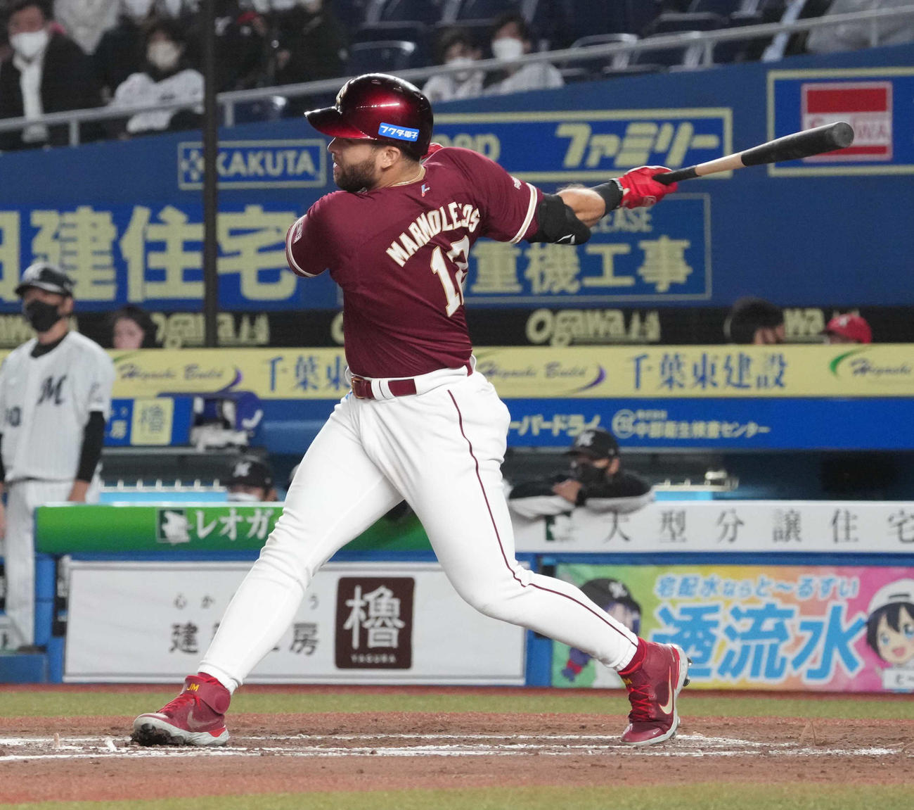 ロッテ対楽天　延長10回表楽天2死二塁、楽天マルモレホスは右前に勝ち越し適時打を放つ（撮影・小沢裕）