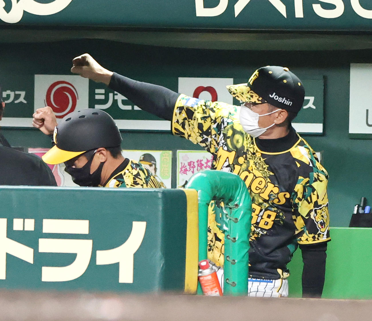 阪神対中日　阪神矢野監督（右）は中日に勝利しガッツポーズする（撮影・上山淳一）