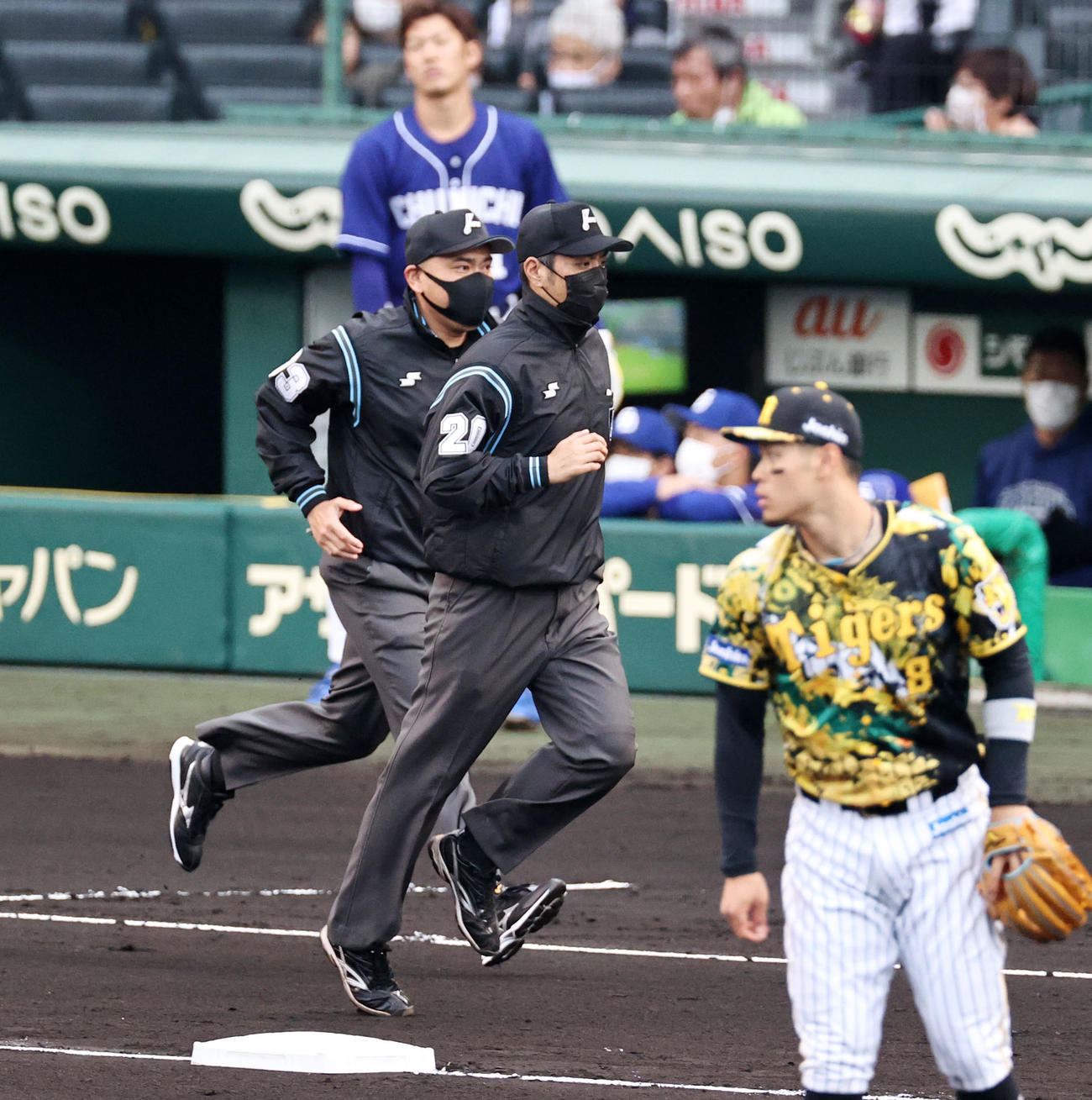 阪神対中日　審判位置へ向かう白井三塁塁審（撮影・加藤哉）