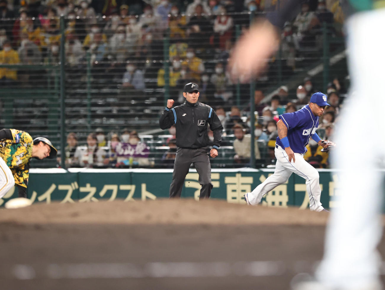 阪神対中日　4回裏阪神無死一、二塁、一塁手ビシエド（右）は高山の一直を捕球し一塁ベースへ向かい併殺にする。左は一走山本（撮影・上山淳一）