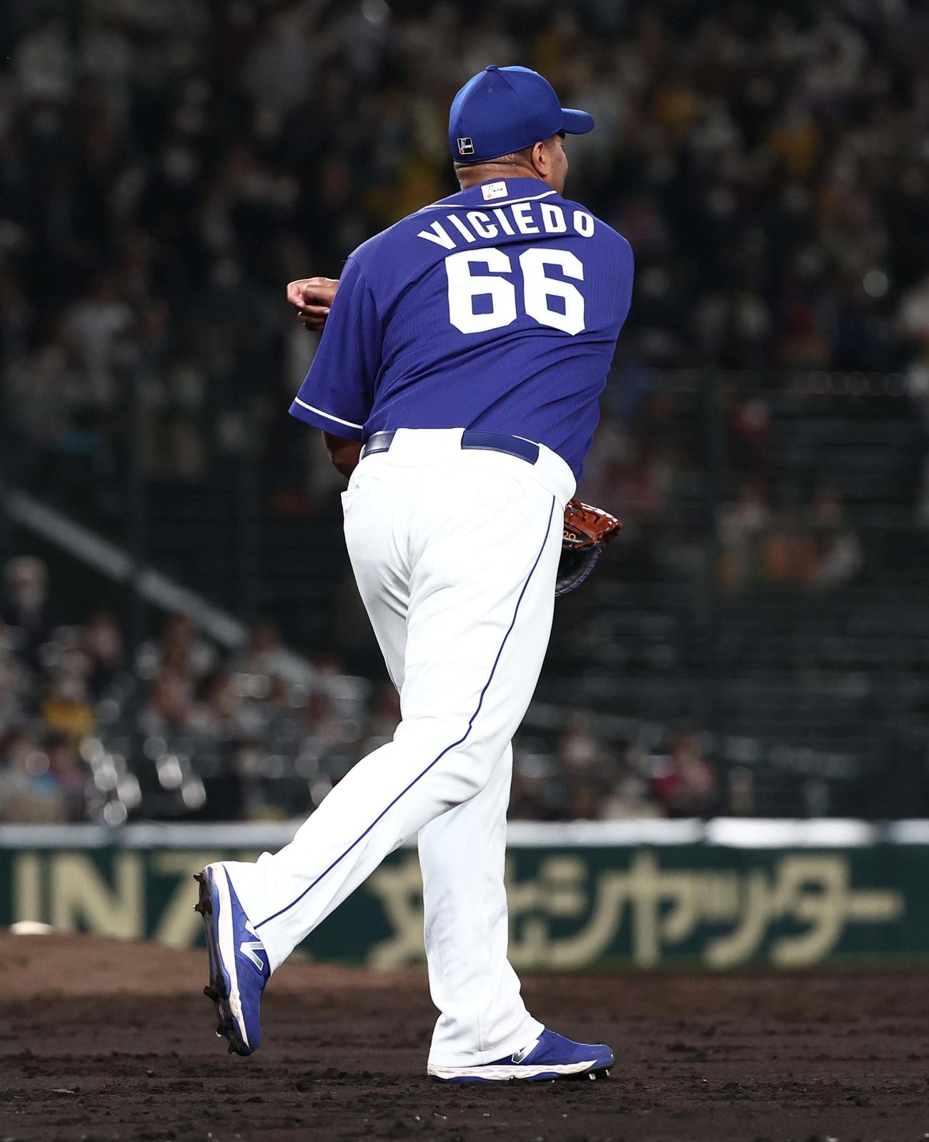 阪神対中日　4回裏阪神無死一、二塁、高山の一直で一塁を踏み二塁へ送球するビシエド（撮影・上田博志）