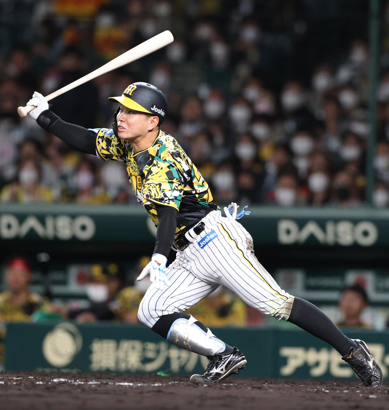 阪神対中日　5回裏阪神1死二、三塁、糸原の遊ゴロの間に三走坂本が生還し追加点を挙げる（撮影・上山淳一）