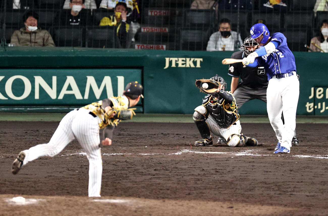 阪神対中日　9回表中日無死、石川昂は空振り三振。投手は岩崎（撮影・加藤哉）