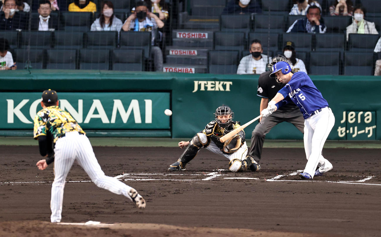 阪神対中日　1回表中日2死一、二塁、阿部は右前適時二塁打を放つ。投手は西勇（撮影・加藤哉）
