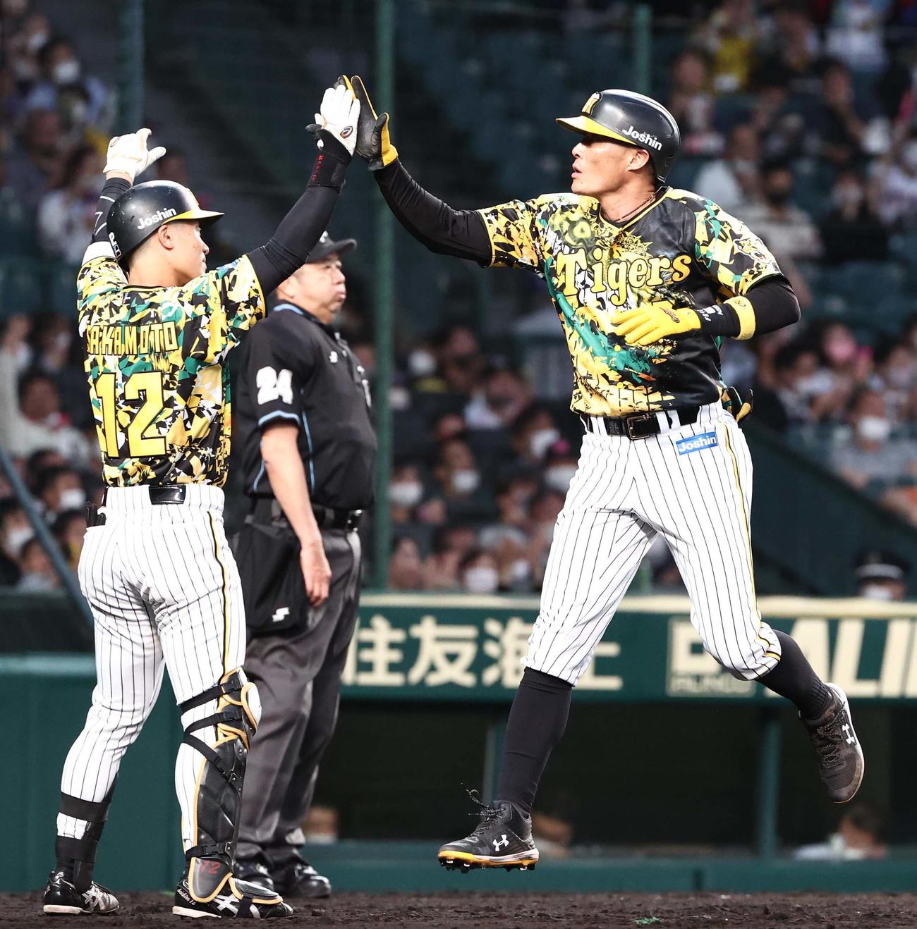 阪神対中日　2回裏阪神2死二塁、中日のエラーで生還する糸井（撮影・上田博志）