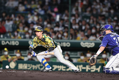 阪神対中日　3回裏阪神無死二塁、近本はセーフティーバントを決める（撮影・上山淳一）
