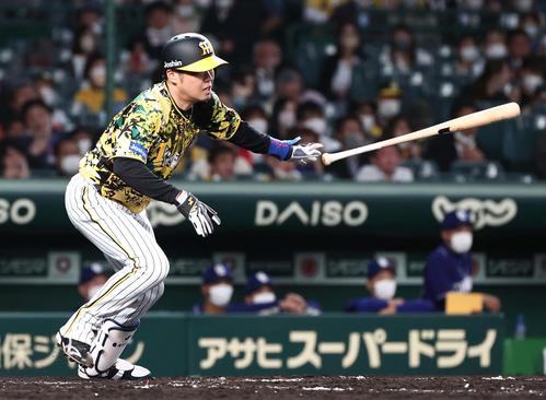 阪神対中日　3回裏阪神無死、二塁内野安打を放つ西勇（撮影・上田博志）