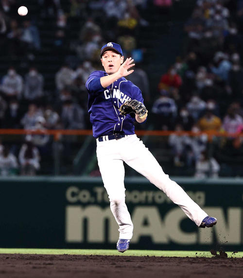 阪神対中日　3回裏阪神無死、西勇の打球を一塁へ悪送球する阿部（撮影・上田博志）
