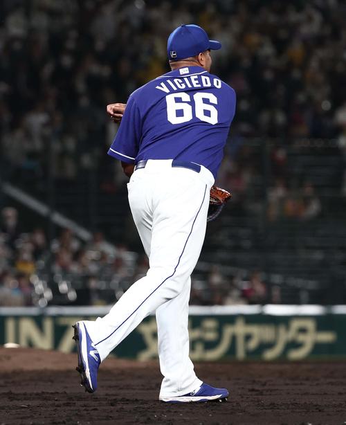 阪神対中日　4回裏阪神無死一、二塁、高山の一直で一塁を踏み二塁へ送球するビシエド（撮影・上田博志）