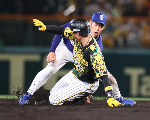 阪神対中日　4回裏阪神無死一、二塁、高山の一直併殺に油断した二走糸井（手前）は帰塁出来ずアウトとなり三重殺となる。奥は遊撃手京田（撮影・上山淳一）