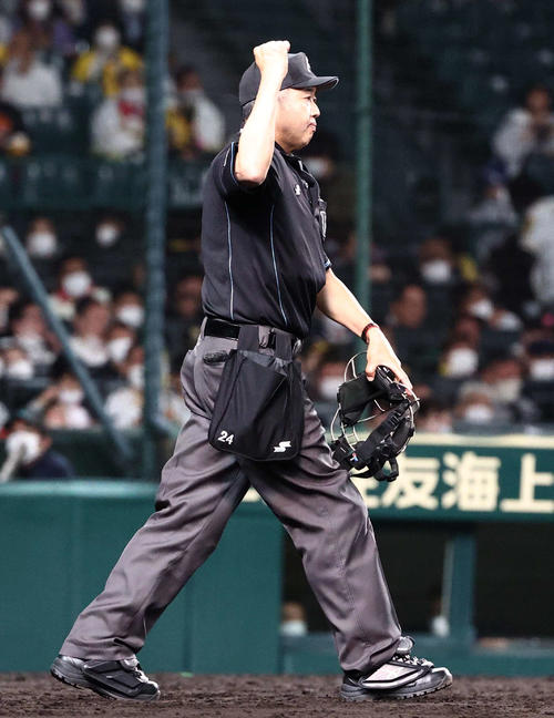 阪神対中日　4回裏阪神無死一、二塁、糸井にアウトを告げる嶋田球審（撮影・上田博志）