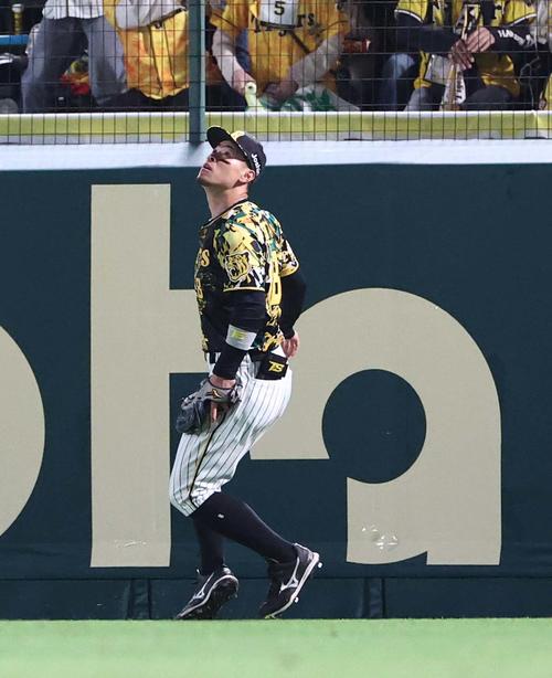 阪神対中日　8回表中日2死、佐藤輝は阿部の打球を捕れず二塁打を許す（撮影・上田博志）