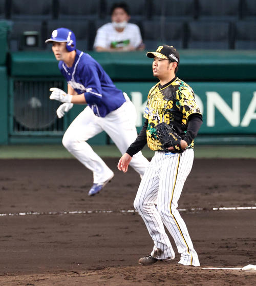 阪神対中日　1回表中日2死一、二塁、西勇は阿部に右前適時二塁打を打たれ失点（撮影・加藤哉）