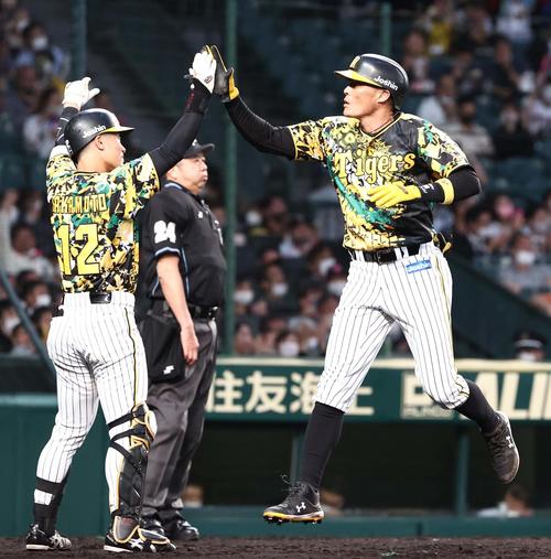 阪神対中日　2回裏阪神2死二塁、中日のエラーで生還する糸井（撮影・上田博志）