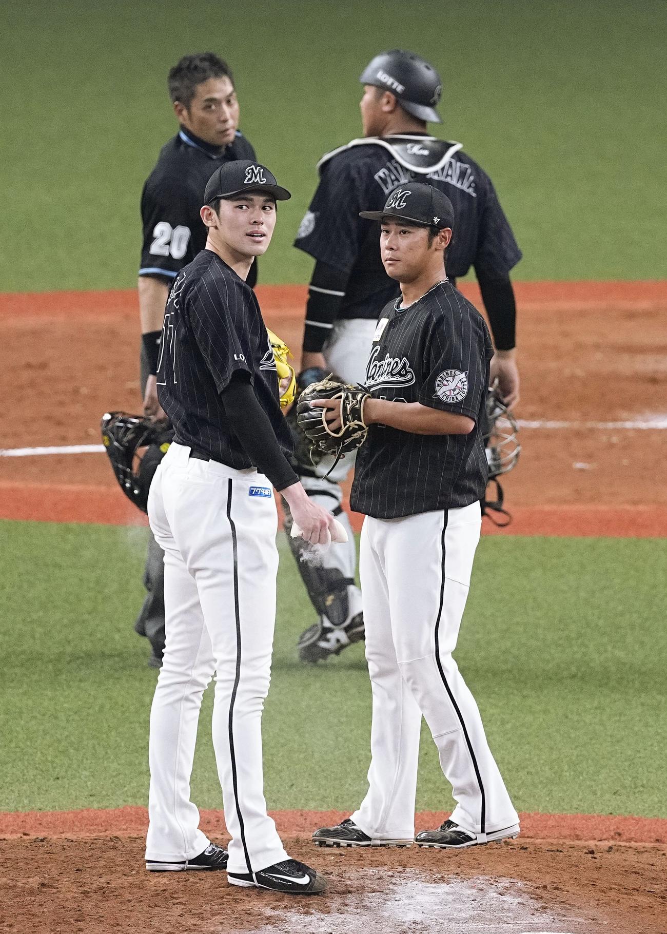 24日のオリックス戦の2回、白井球審（奥左）に詰め寄られたロッテ佐々木朗（手前左）