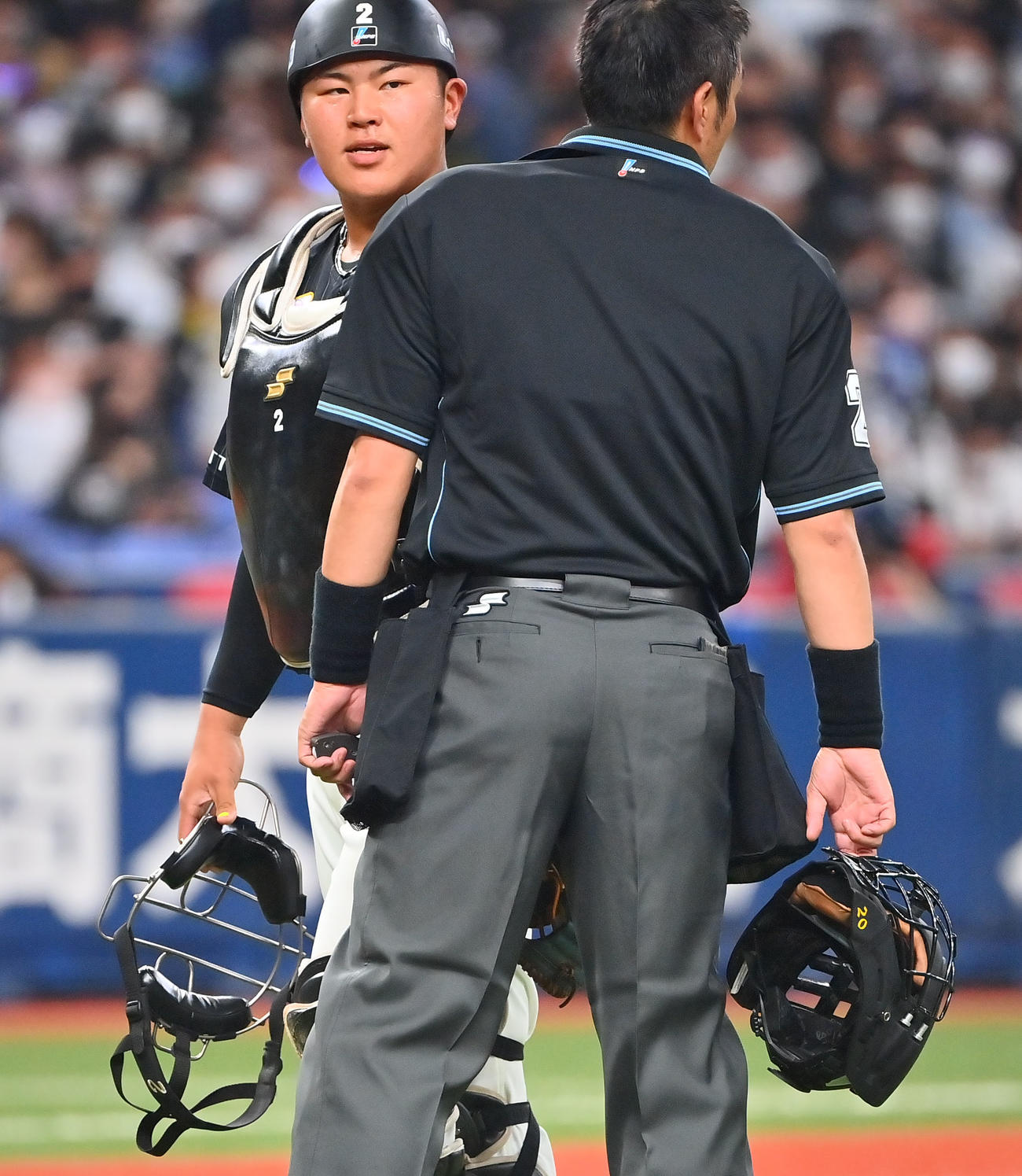 24日、オリックス戦の2回に杉本が二盗した場面について白井球審（手前）と話す松川