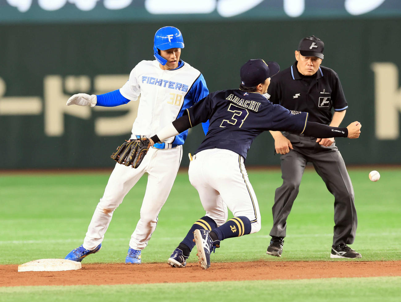 4回裏日本ハム無死一、三塁、一塁走者石井（左）は二塁盗塁を決める。二塁手安達（撮影・浅見桂子）