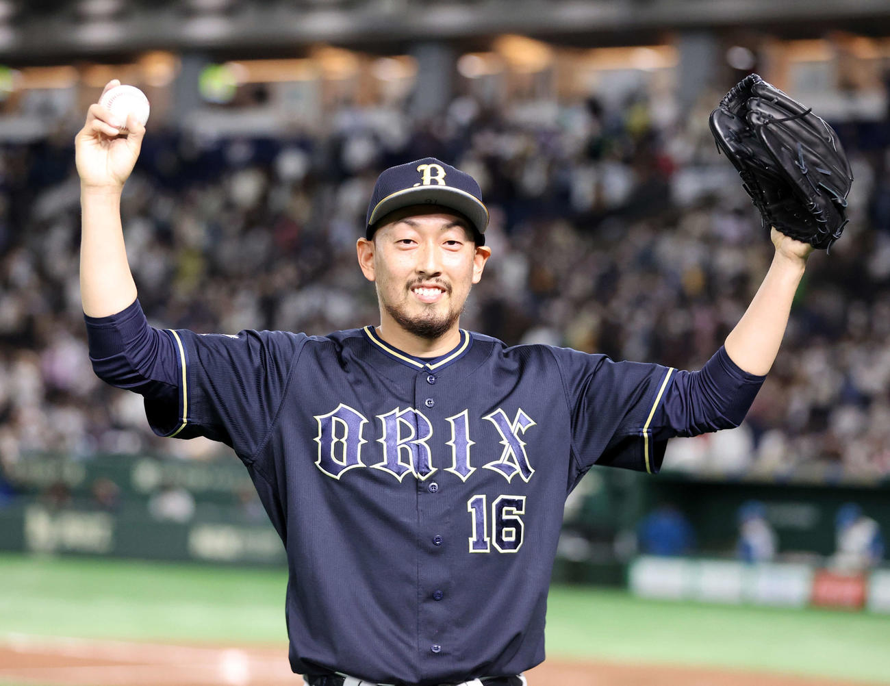 日本ハム対オリックス　日米通算200セーブを決めた平野佳は、記念球を手に笑顔でガッツポーズ（撮影・浅見桂子）