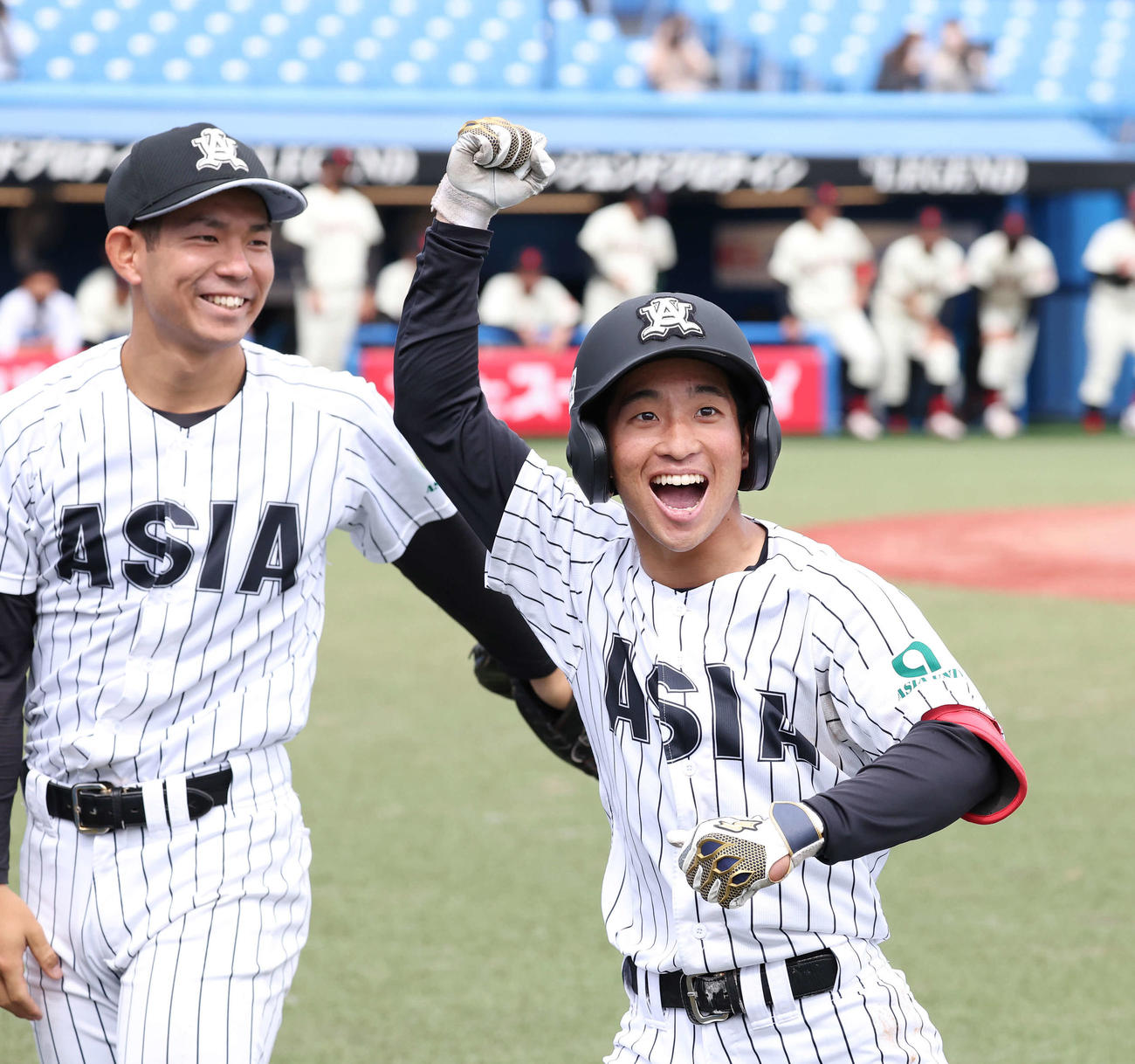 日大対亜大　1回裏亜大1死、田中幹は左越えに先制本塁打を放ってスタンドの声援に応える（撮影・丹羽敏通）