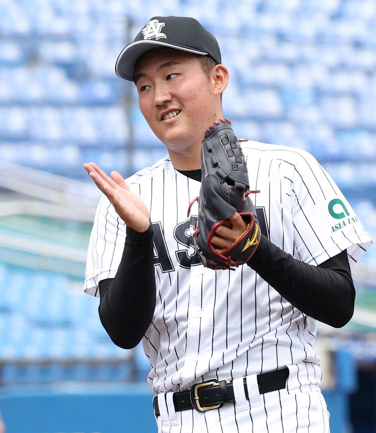 日大対亜大　9回を3人で締めた亜大3番手鍵（撮影・丹羽敏通）
