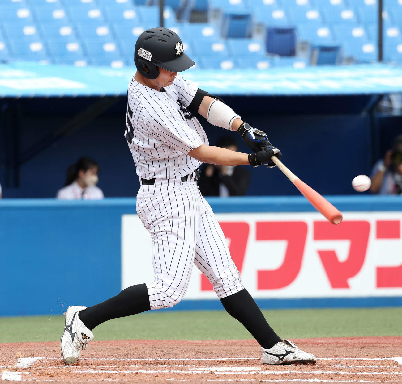 日大対亜大　1回裏亜大1死一塁、山下は左中間に2点本塁打を放つ（撮影・丹羽敏通）