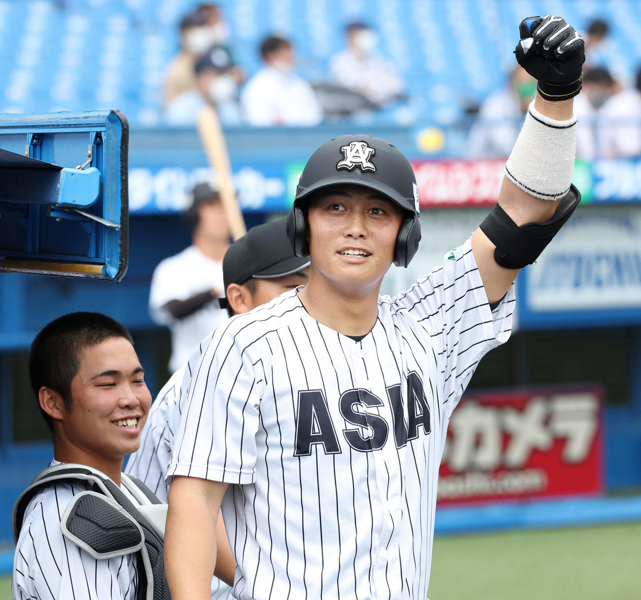 日大対亜大　1回裏亜大1死一塁、山下は左中間に本塁打を放ってスタンドの声援に応える（撮影・丹羽敏通）