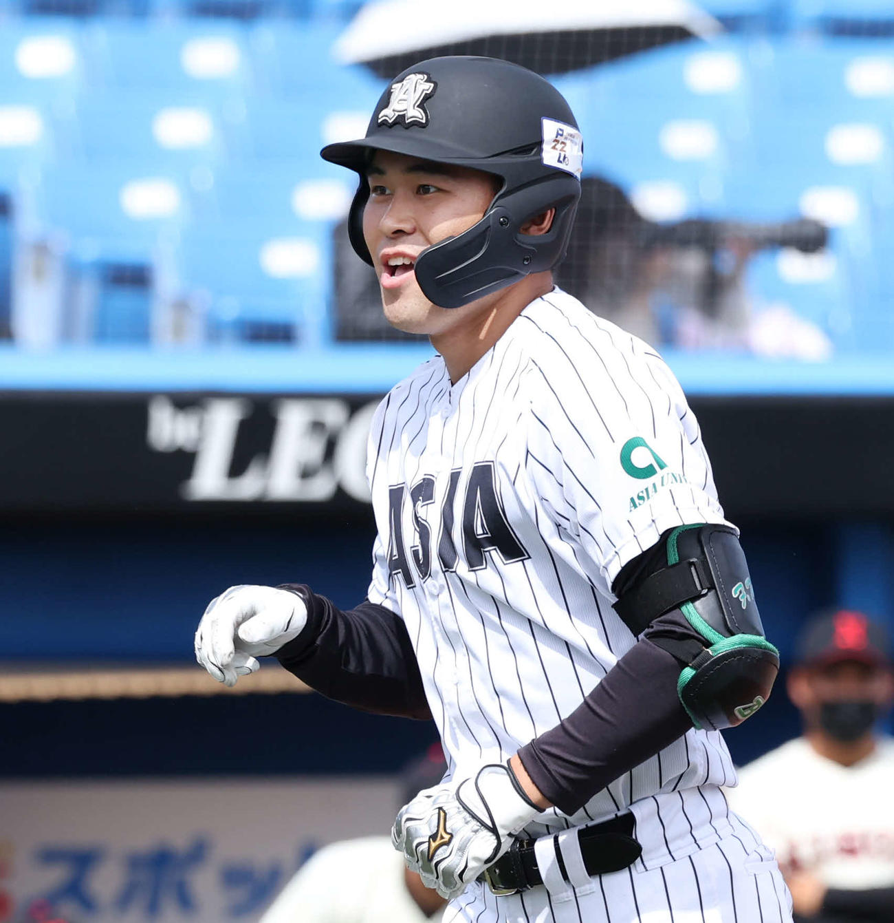 日大対亜大　2回裏亜大1死一、二塁、藤江は左越えに3点本塁打を放って生還（撮影・丹羽敏通）