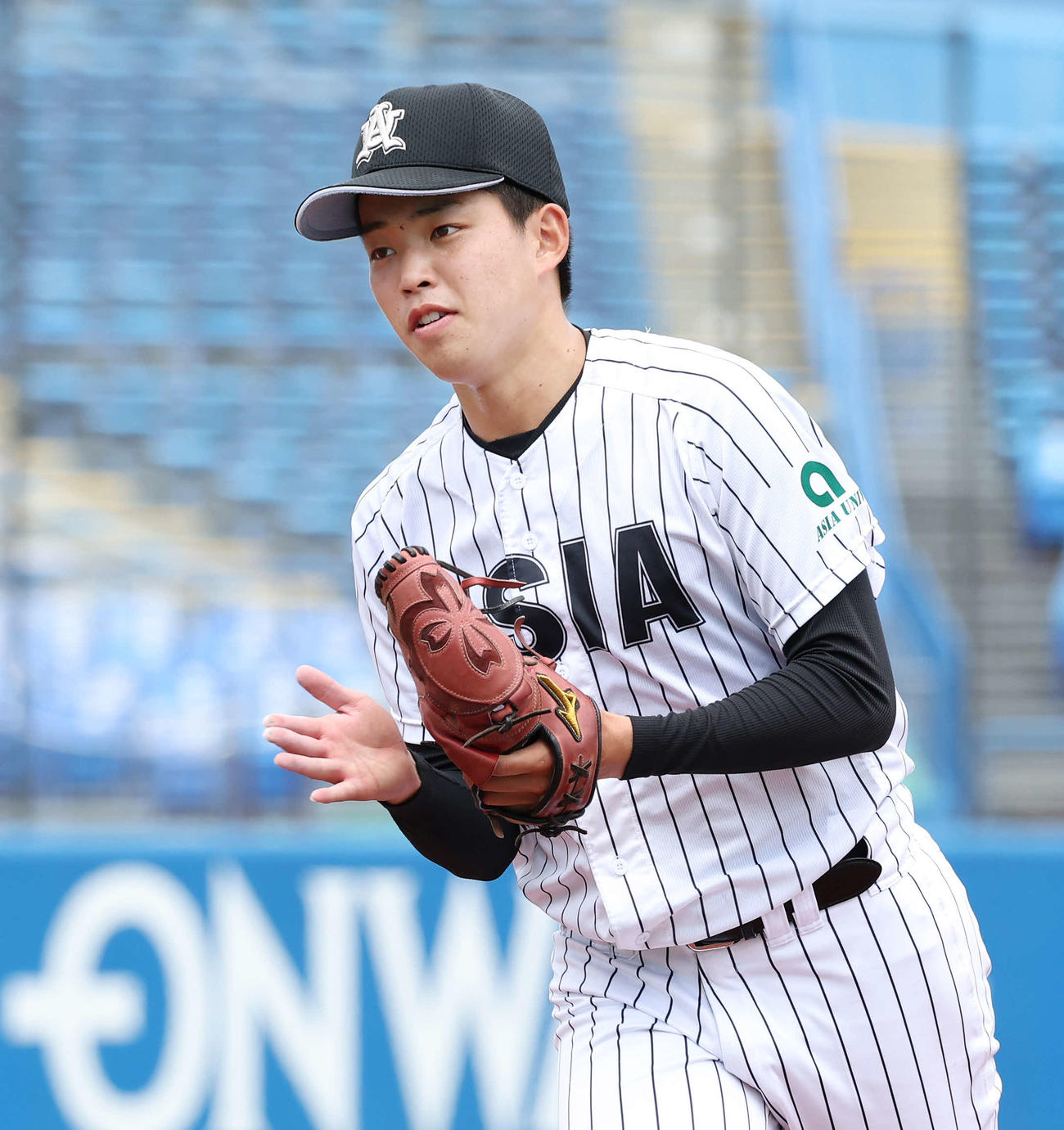 日大対亜大　6回を3人で仕留めてベンチへ引き揚げる亜大先発遠藤（撮影・丹羽敏通）