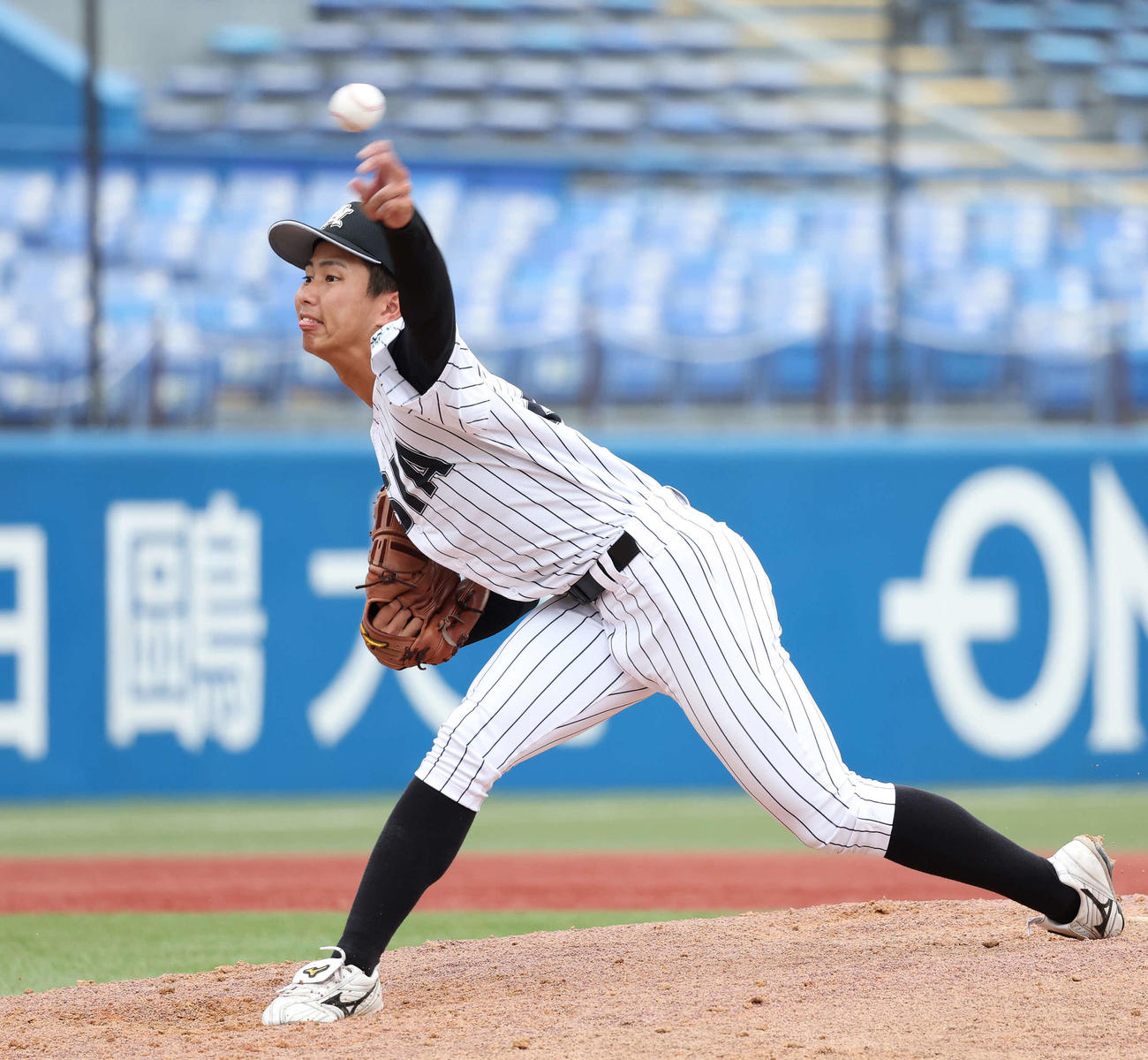 日大対亜大　力投する亜大2番手山城（撮影・丹羽敏通）