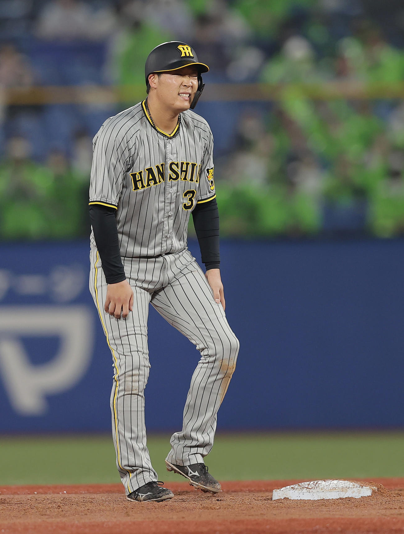 24日のヤクルト戦、3回に二塁打を放ち滑り込むも顔をゆがめる阪神大山（右）