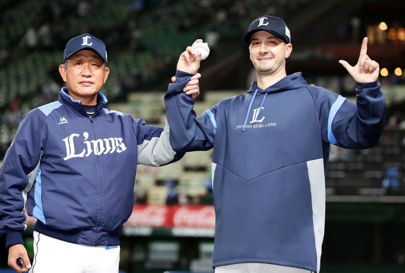 西武対ロッテ　7回無安打に抑えて初登板初勝利の西武スミス（右）は辻監督と笑顔でポーズ（2022年4月19日撮影）