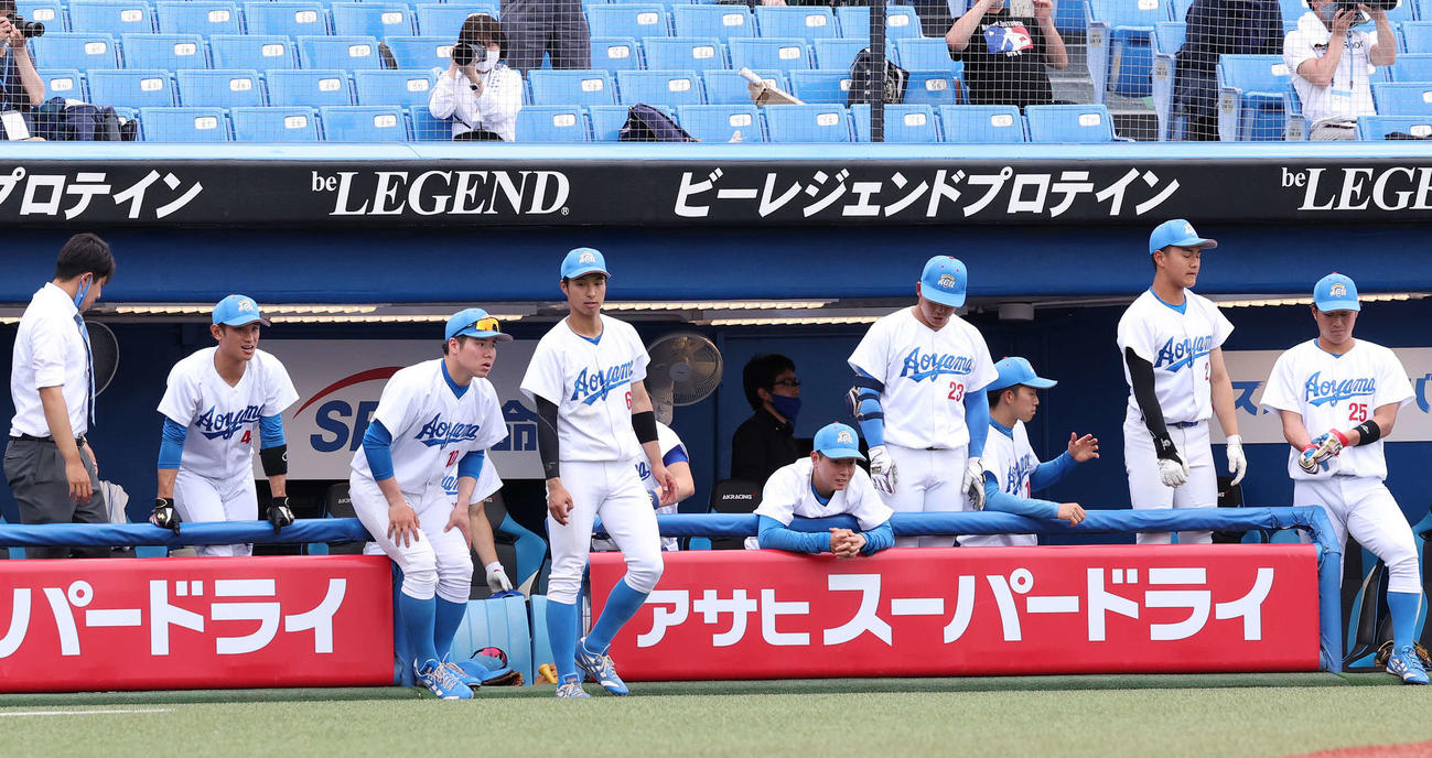 青学大対国学院大　逆転負けを喫した青学大の選手たち（撮影・丹羽敏通）