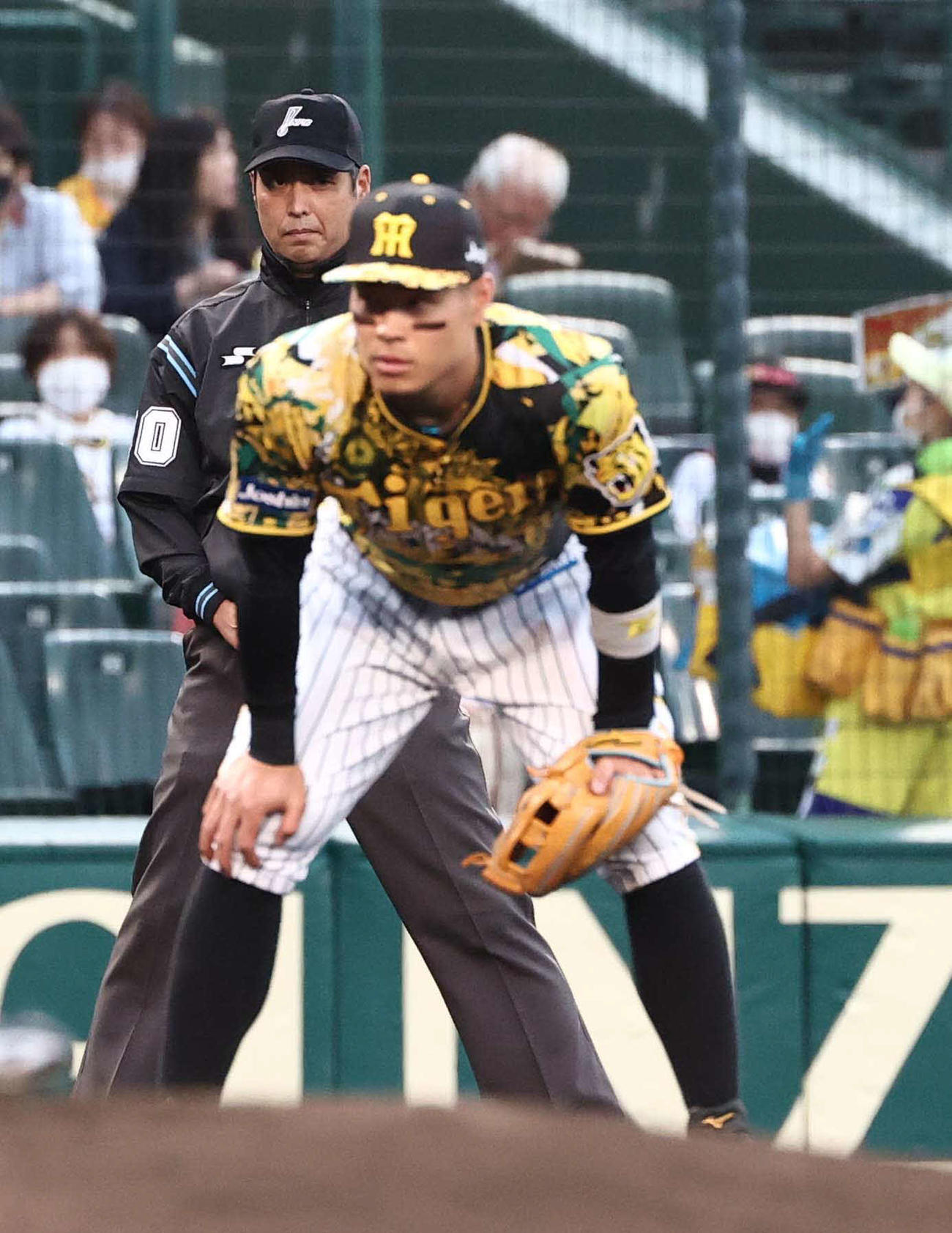 阪神対中日　白井審判員（左）は三塁塁審をつとめる（撮影・上田博志）