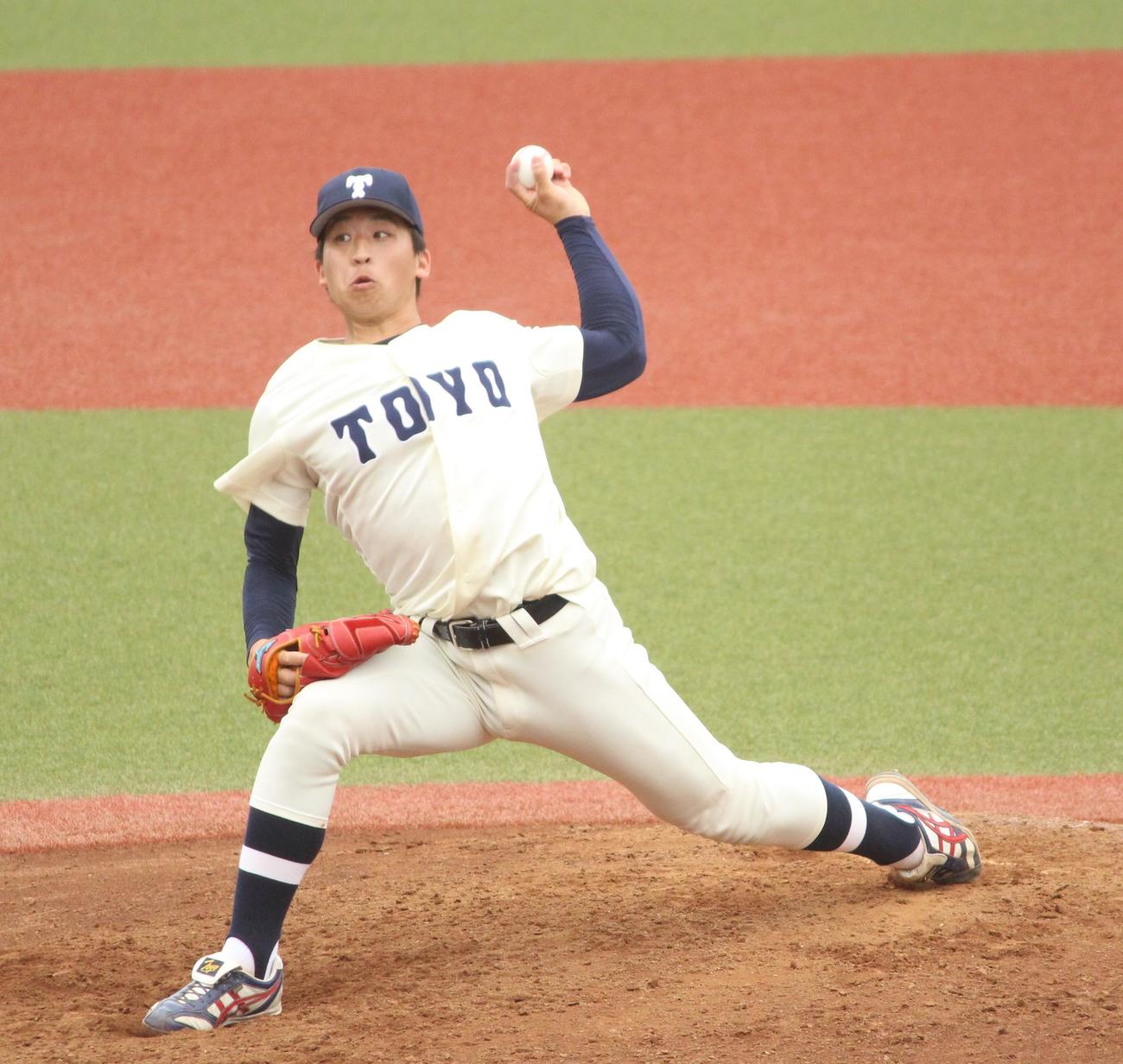 東洋大対国士舘大　先発し力投する東洋大・細野（撮影・保坂恭子）