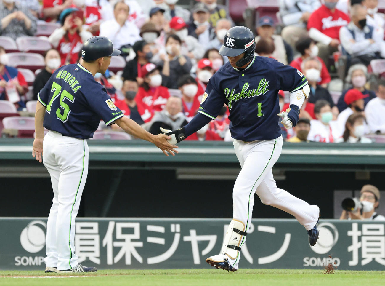 広島対ヤクルト　1回表ヤクルト2死、先制左越えw本塁打を放った山田（撮影・加藤孝規）