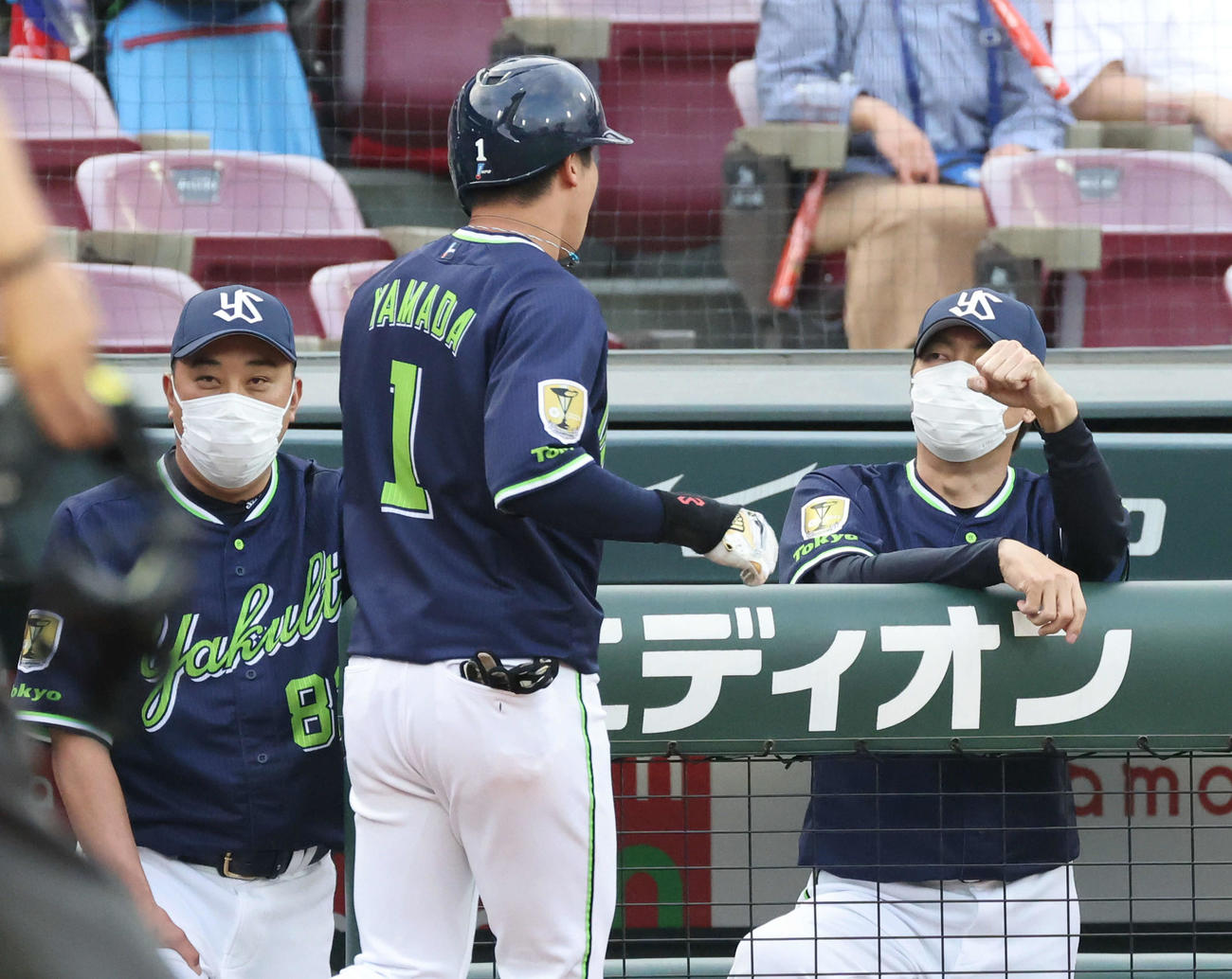 広島対ヤクルト　1回表ヤクルト2死、先制左越えw本塁打を放った山田を迎える高津監督（右）（撮影・加藤孝規）