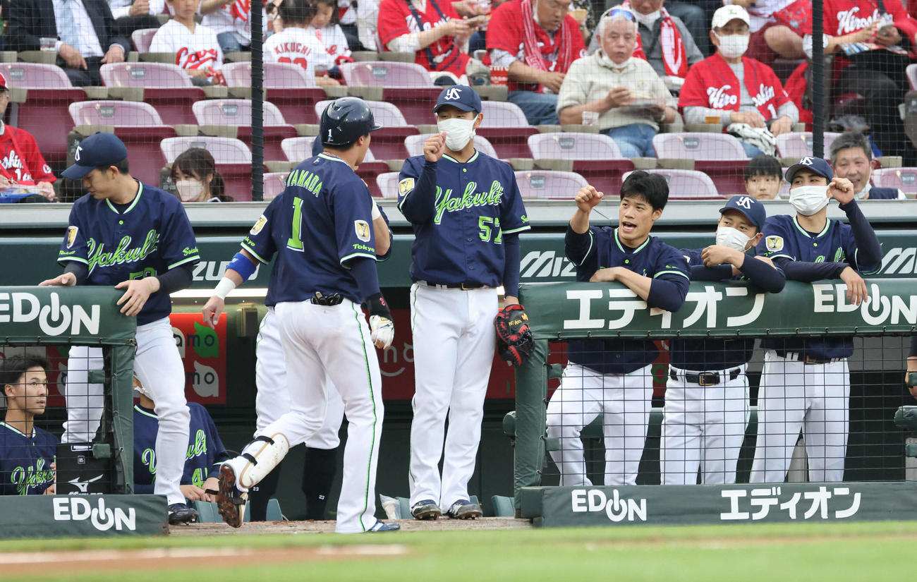 広島対ヤクルト　1回表ヤクルト2死、先制左越えw本塁打を放った山田を迎えるナインら（右）（撮影・加藤孝規）