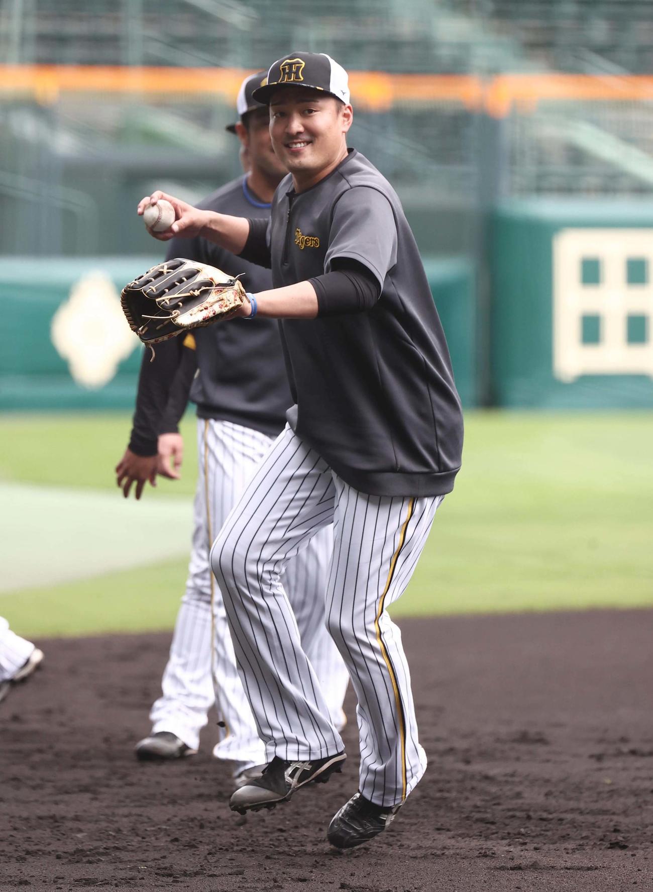 阪神対中日　ノックを受ける秋山拓巳（撮影・上田博志）