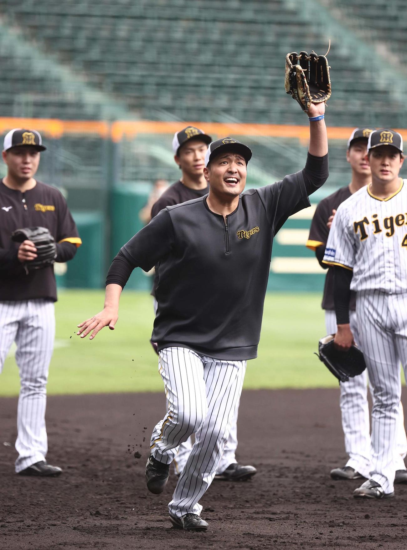 阪神対中日　ノックを受ける秋山拓巳（撮影・上田博志）