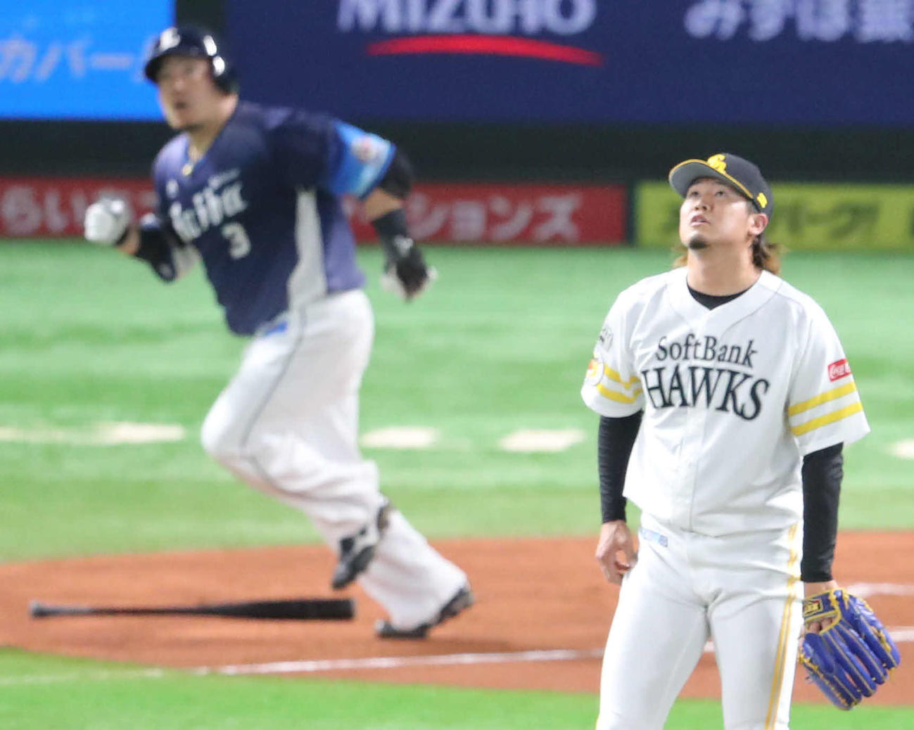 ソフトバンク対西武　1回表西武1死二、三塁、山川（後方）に右中間へ先制の3点本塁打を浴びる杉山（撮影・梅根麻紀）