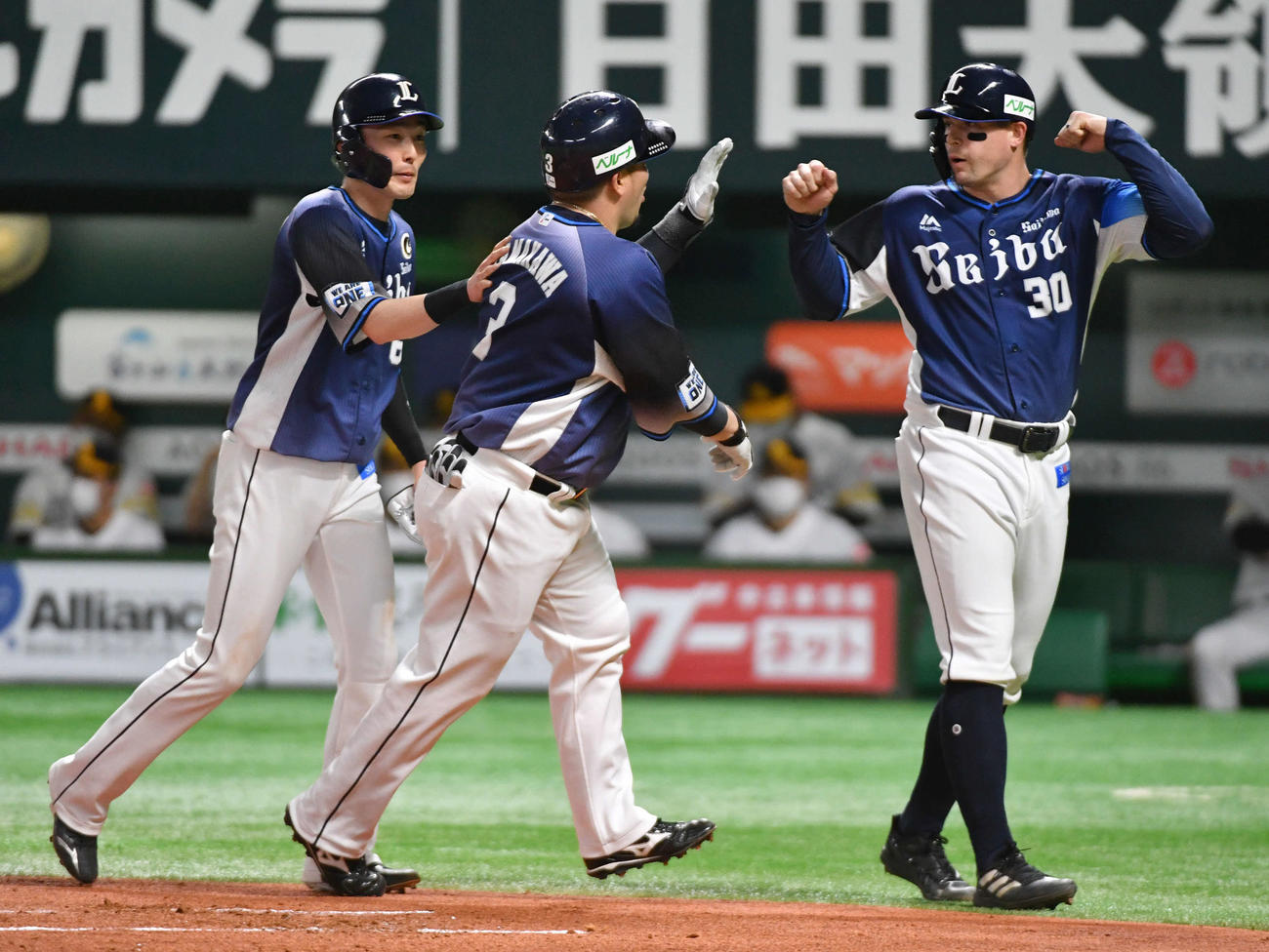 ソフトバンク対西武　1回表西武1死二、三塁、右中間へ先制3点本塁打を放ち、源田（左）、オグレイディ（右）とタッチを交わす山川（撮影・岩下翔太）