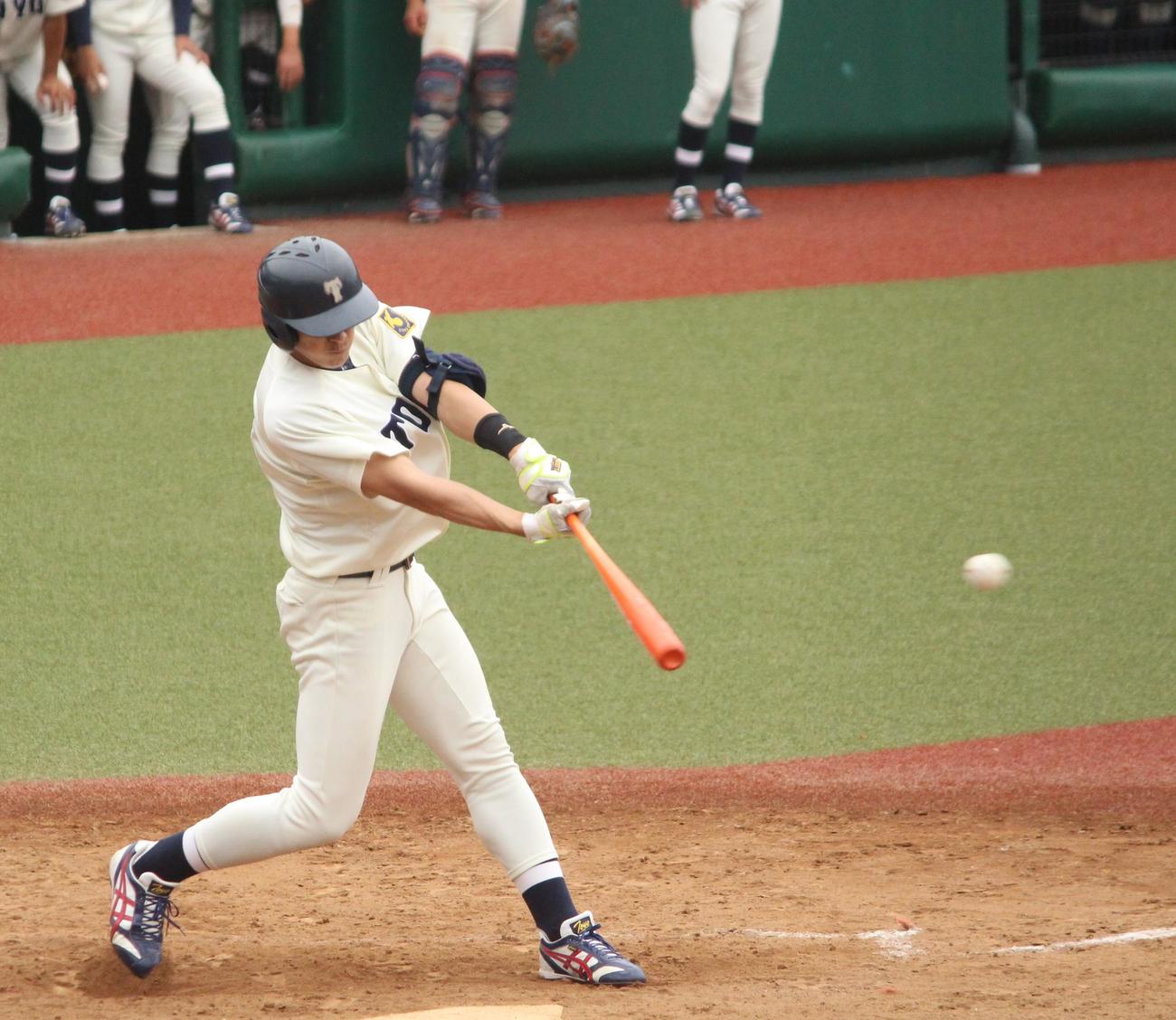 東洋大対国士舘大　10回表東洋大2死二、三塁、勝ち越しの適時中前打を放つ大高（撮影・保坂恭子）