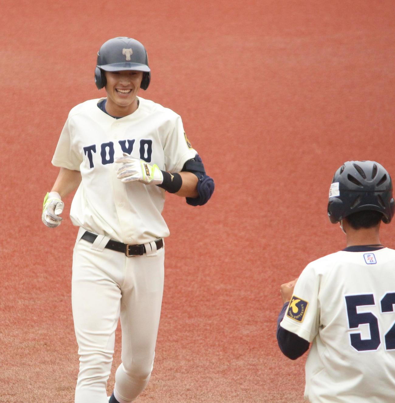 東洋大対国士舘大　10回表東洋大2死二、三塁、勝ち越しの適時中前打を放ち笑顔の大高（撮影・保坂恭子）