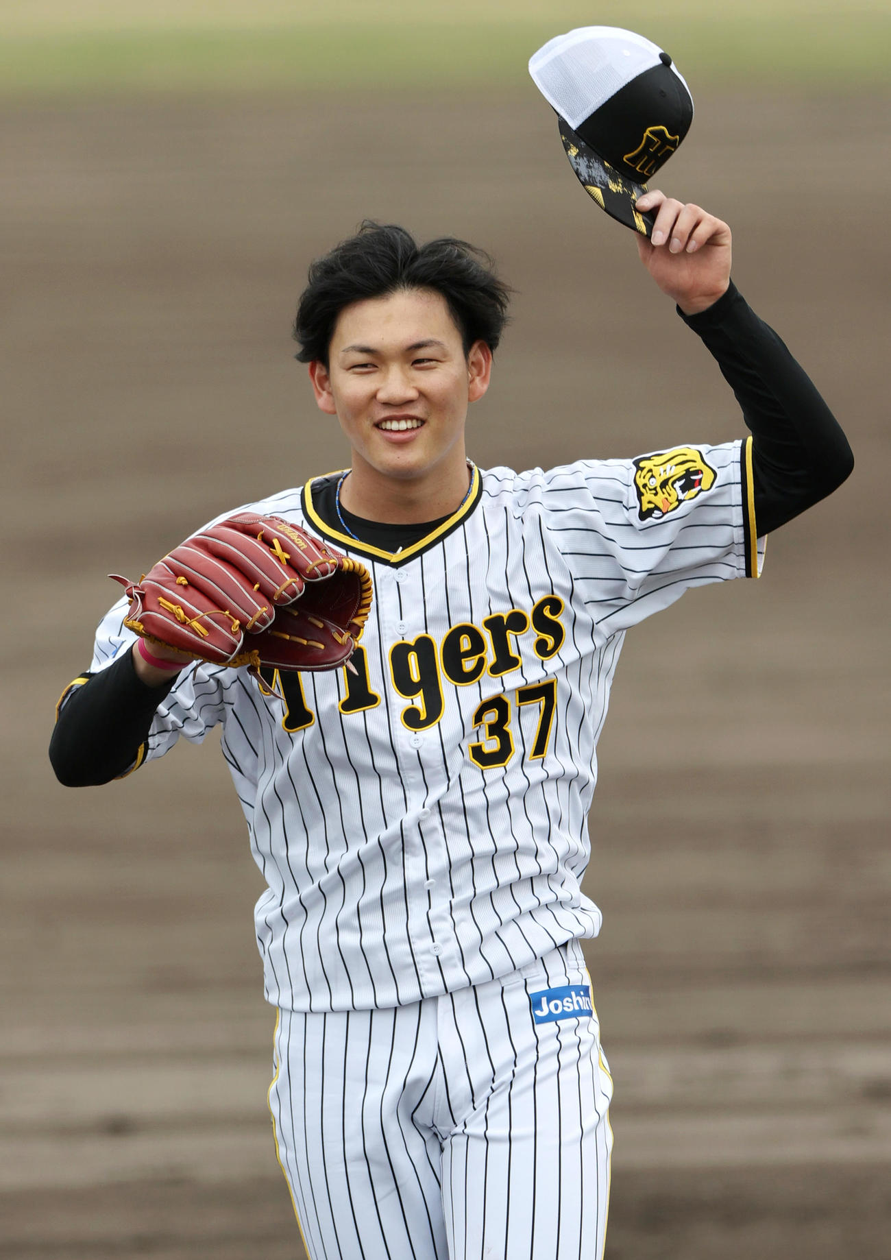 シート打撃に登板の及川雅貴は笑顔を見せる（撮影・上山淳一）