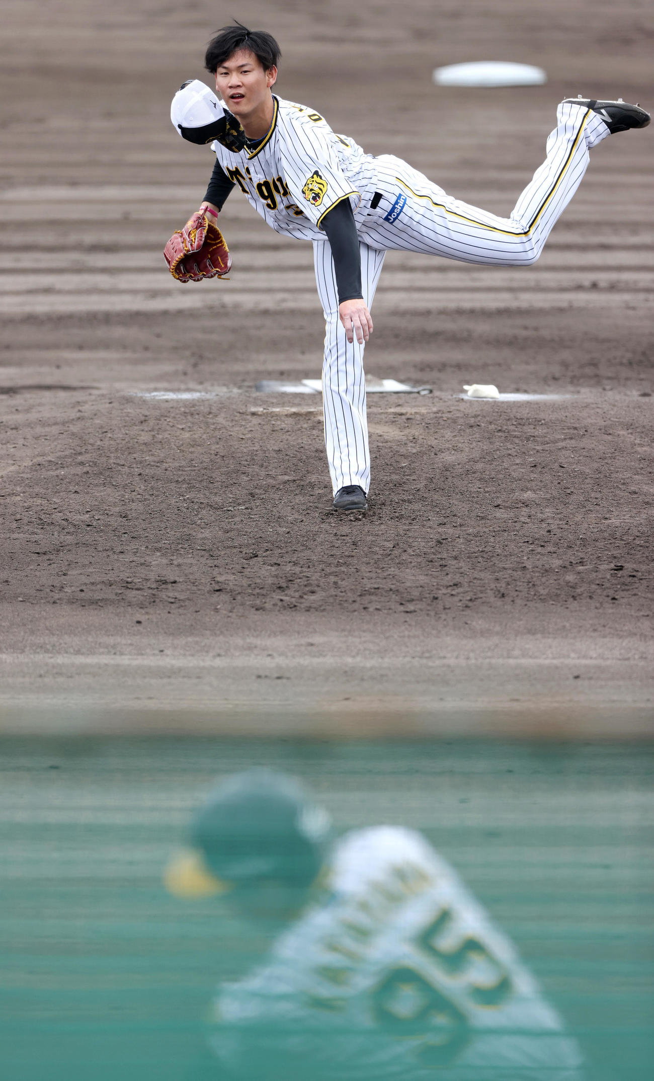シート打撃に登板する及川雅貴（撮影・上山淳一）